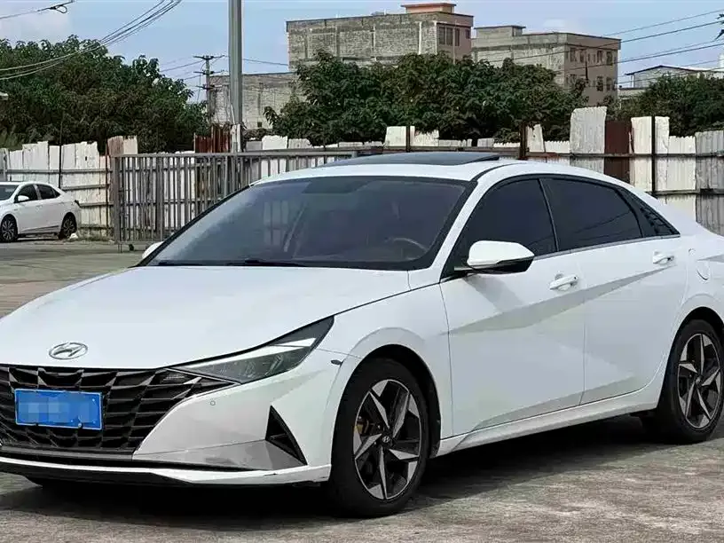 Hyundai Elantra — фото 1