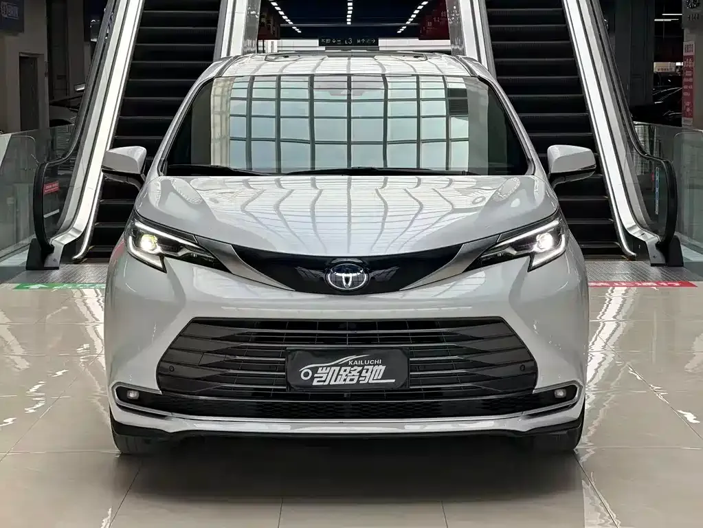 Toyota Sienna 2022 из CN, фото 2