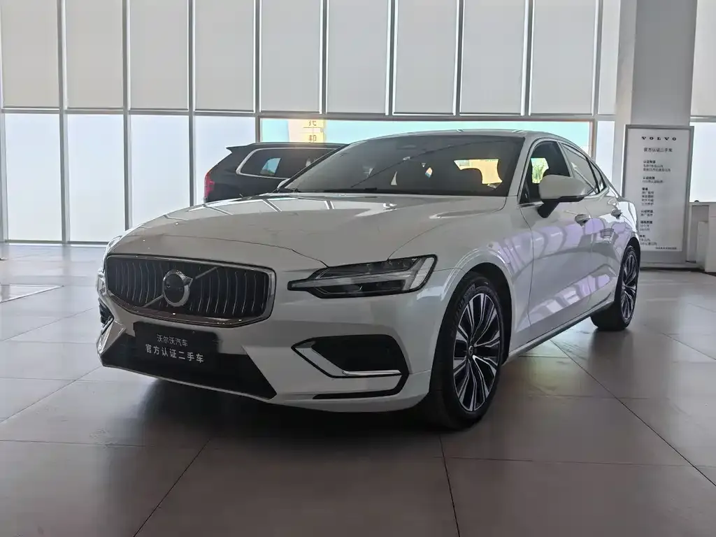 Volvo S60 — фото 1