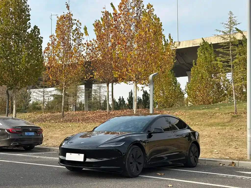 Tesla Model 3 — фото 1