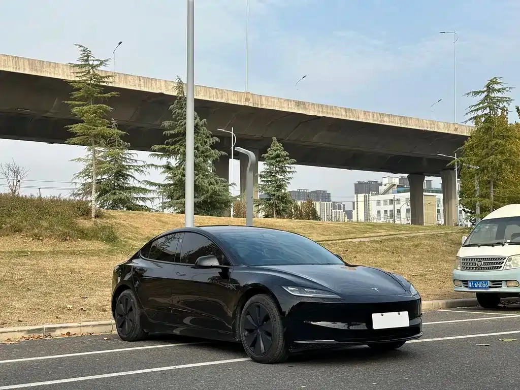 Tesla Model 3 — фото 3