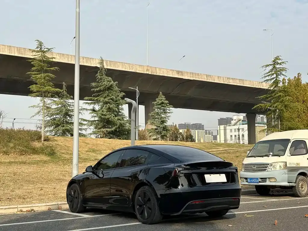 Tesla Model 3 — фото 4