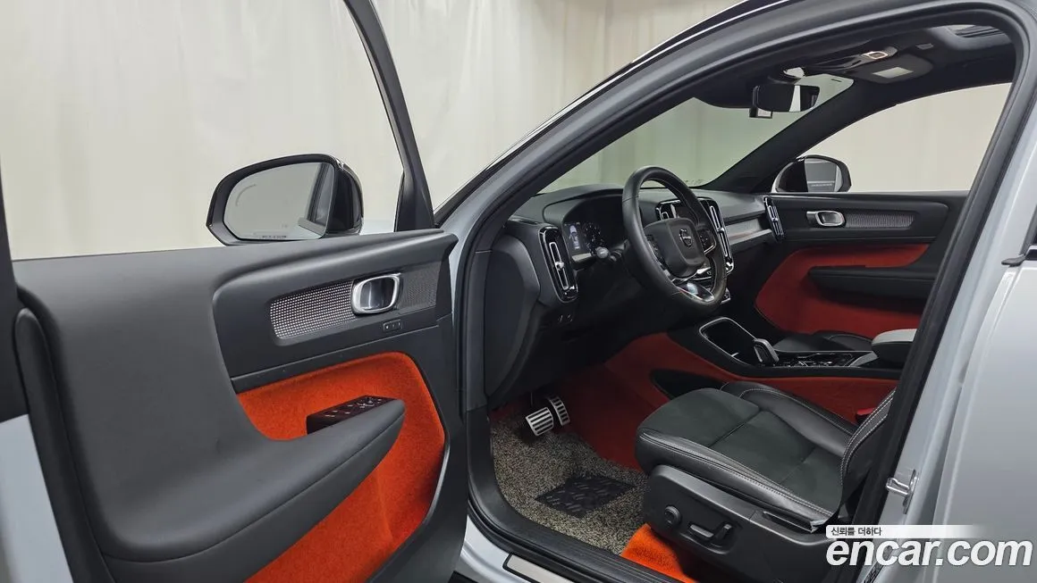 Volvo XC40 — фото 10