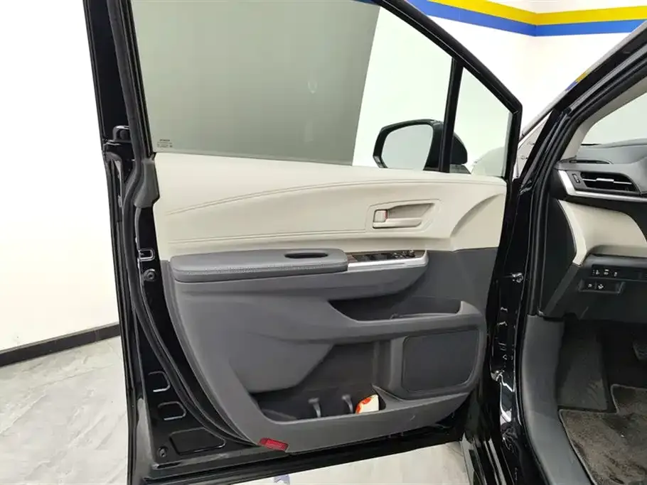 Toyota Sienna 2025 из CN, фото 7