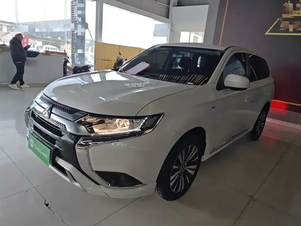 Mitsubishi Outlander — фото 1