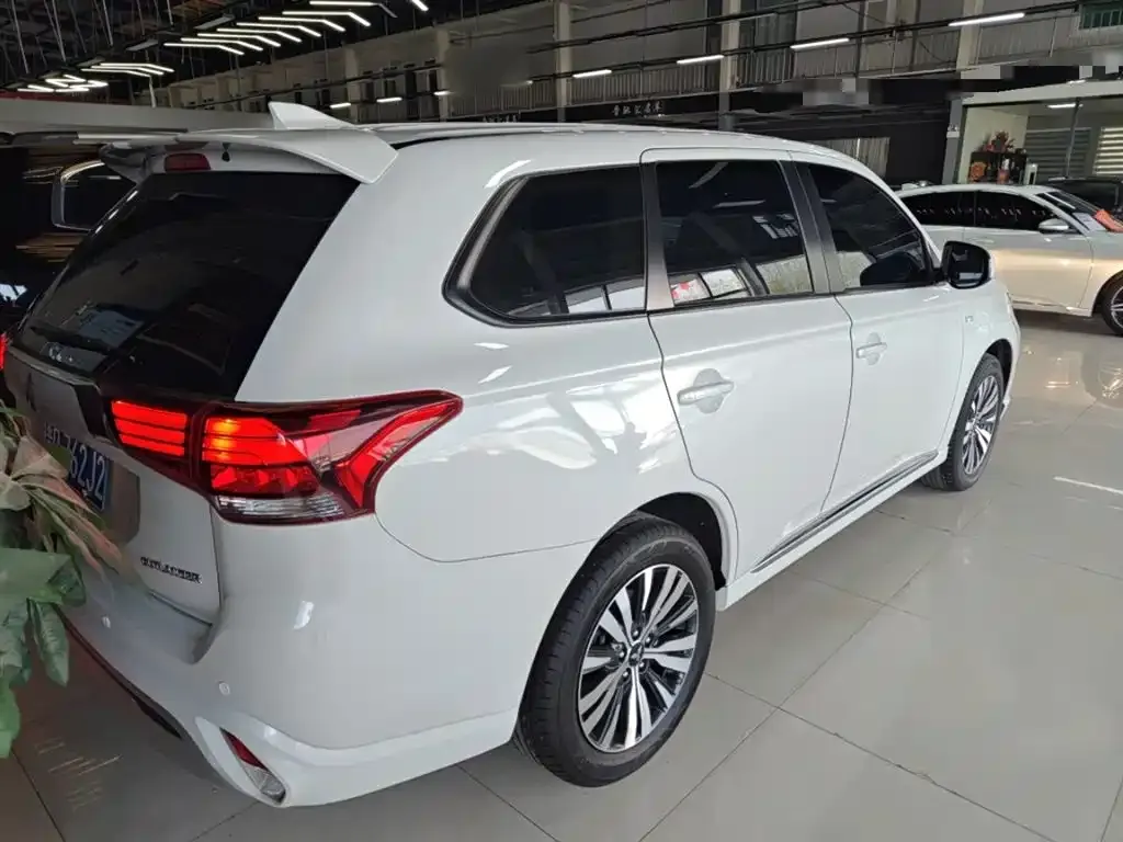 Mitsubishi Outlander — фото 7