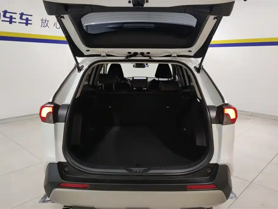 Toyota RAV4 2023 из CN, фото 4