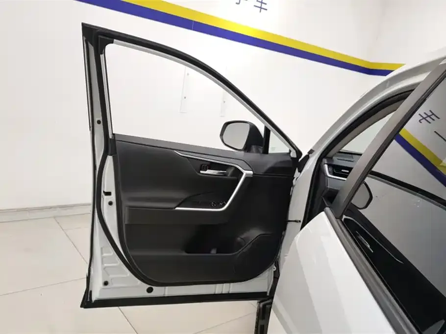 Toyota RAV4 2023 из CN, фото 7