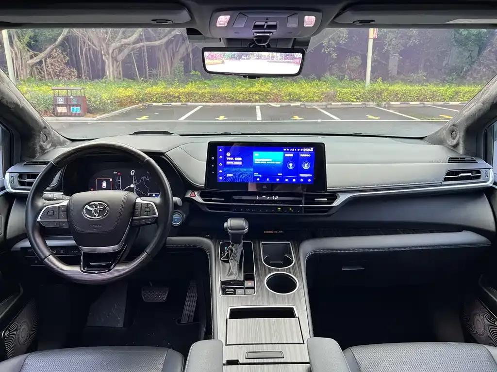 Toyota Granvia 2023 из CN, фото 10