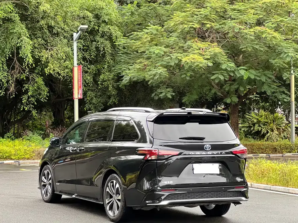 Toyota Granvia 2023 из CN, фото 4