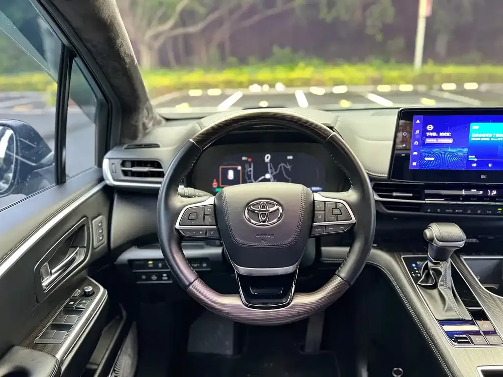 Toyota Granvia 2023 из CN, фото 7