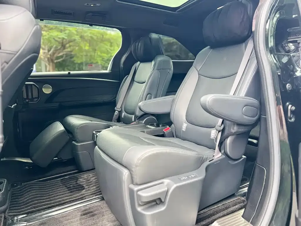 Toyota Granvia 2023 из CN, фото 8