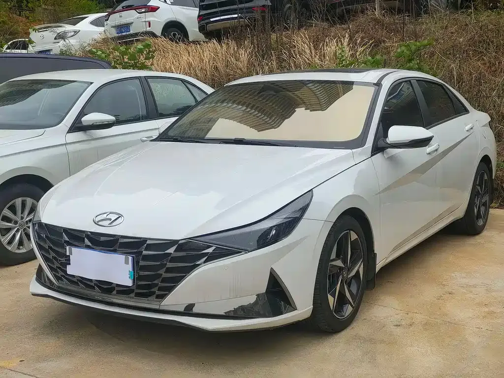 Hyundai Elantra — фото 1