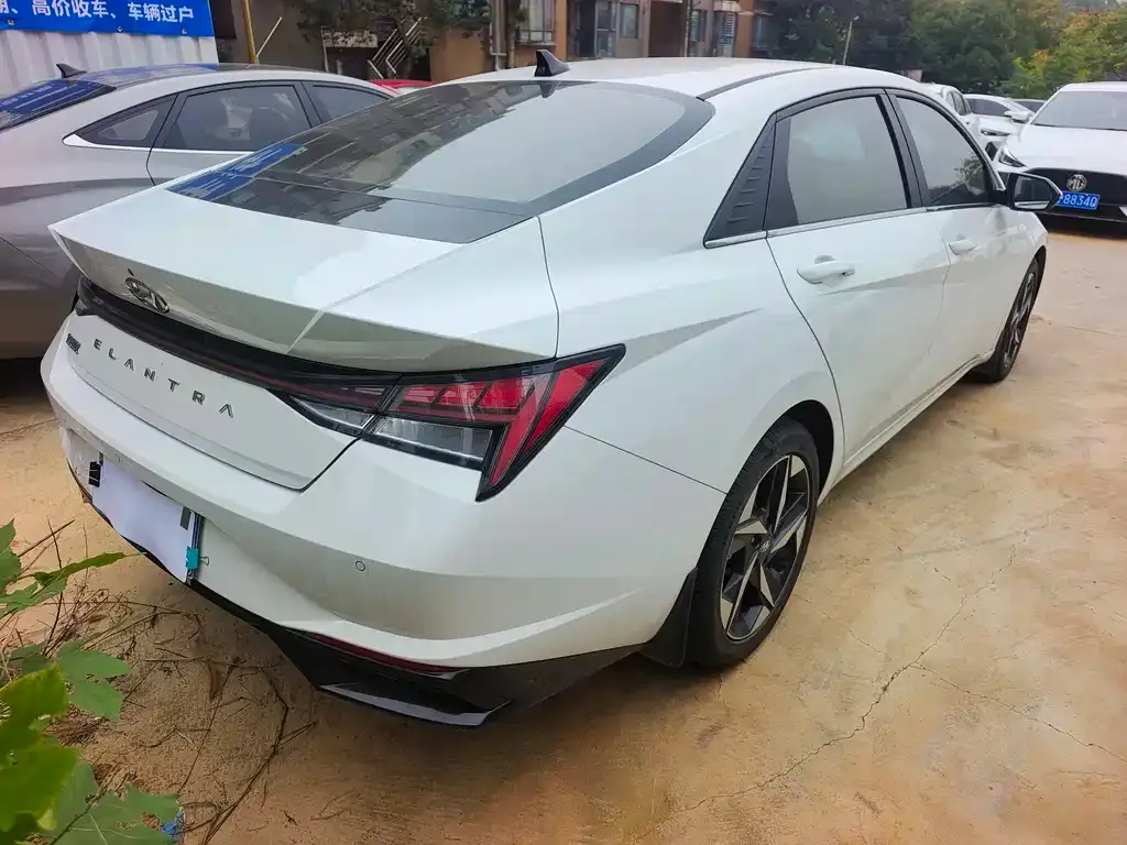 Hyundai Elantra — фото 4