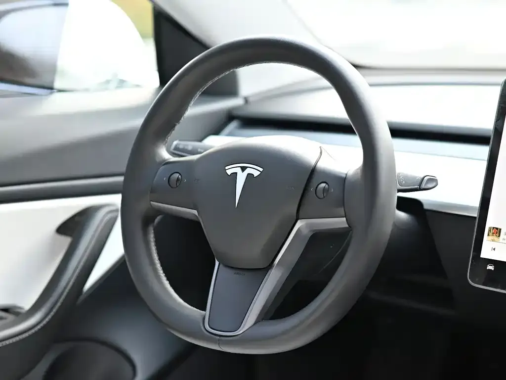 Tesla Model 3 — фото 7