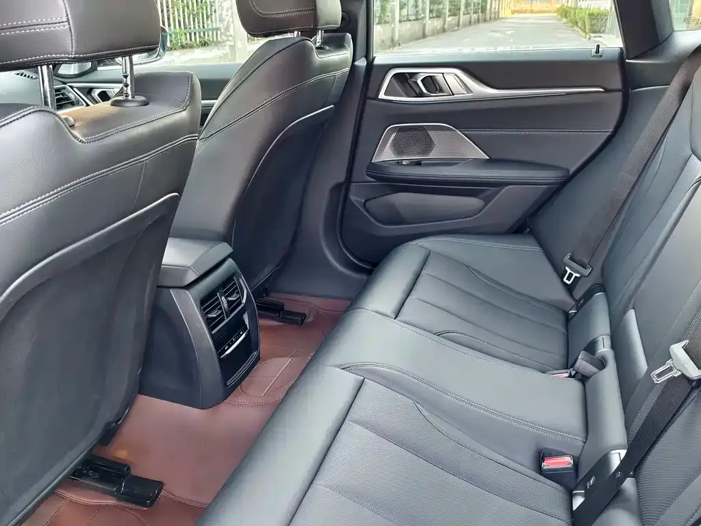 BMW i4 — фото 10