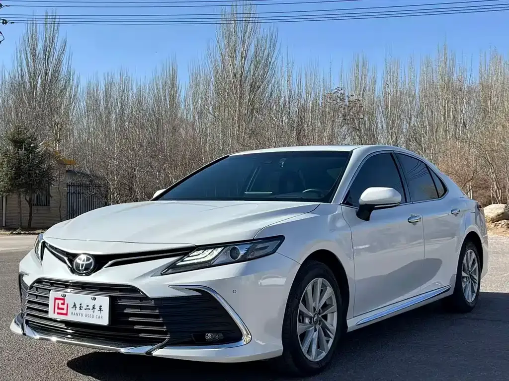 Toyota Camry — фото 1