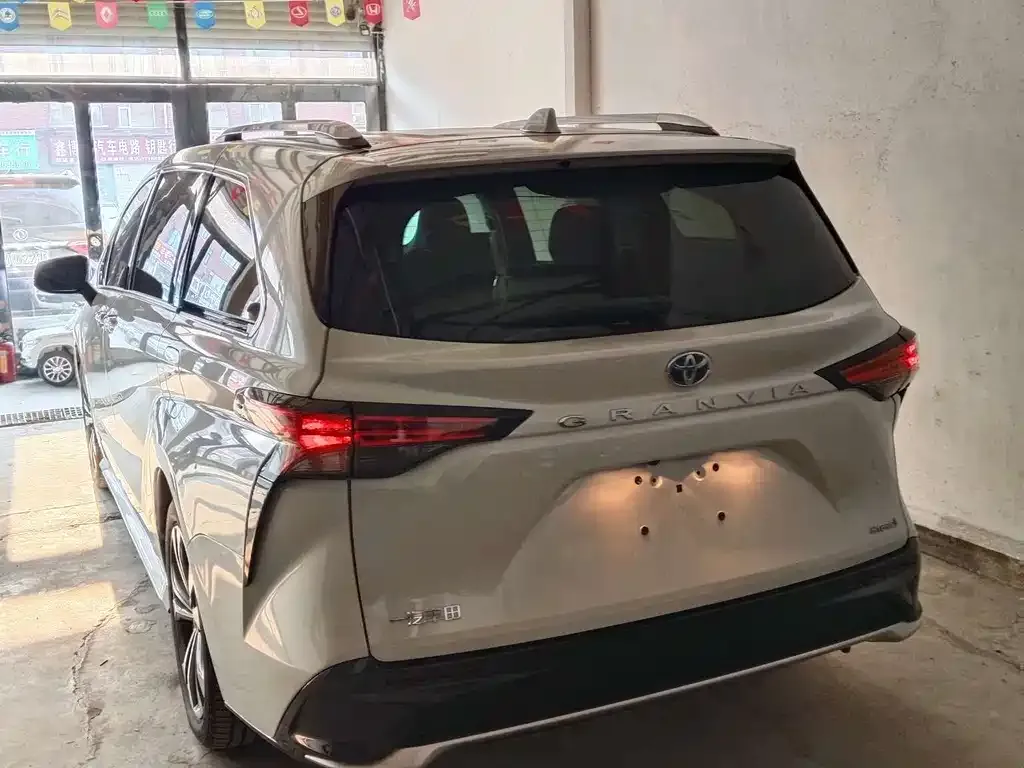 Toyota Granvia 2023 из CN, фото 3