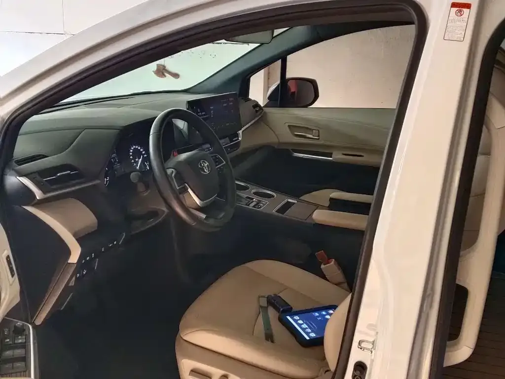 Toyota Granvia 2023 из CN, фото 6