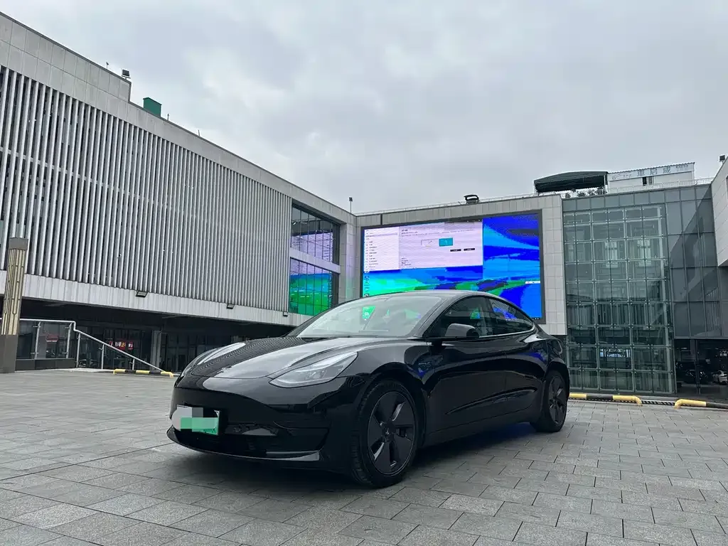 Tesla Model 3 — фото 1