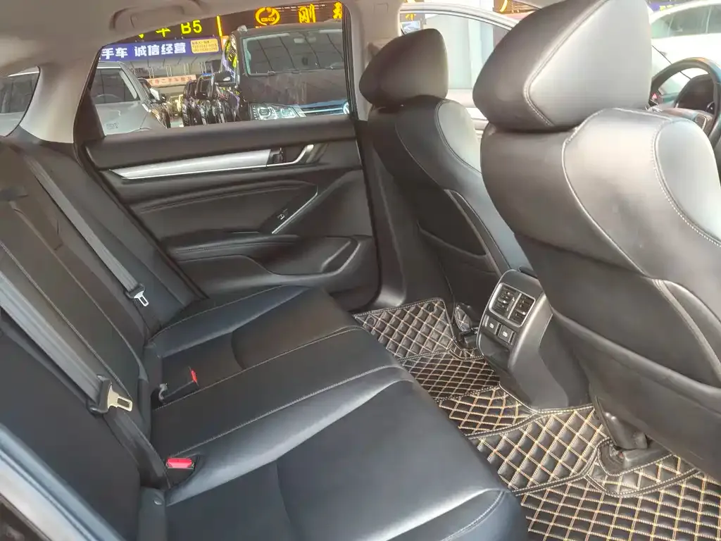 Honda Accord — фото 10