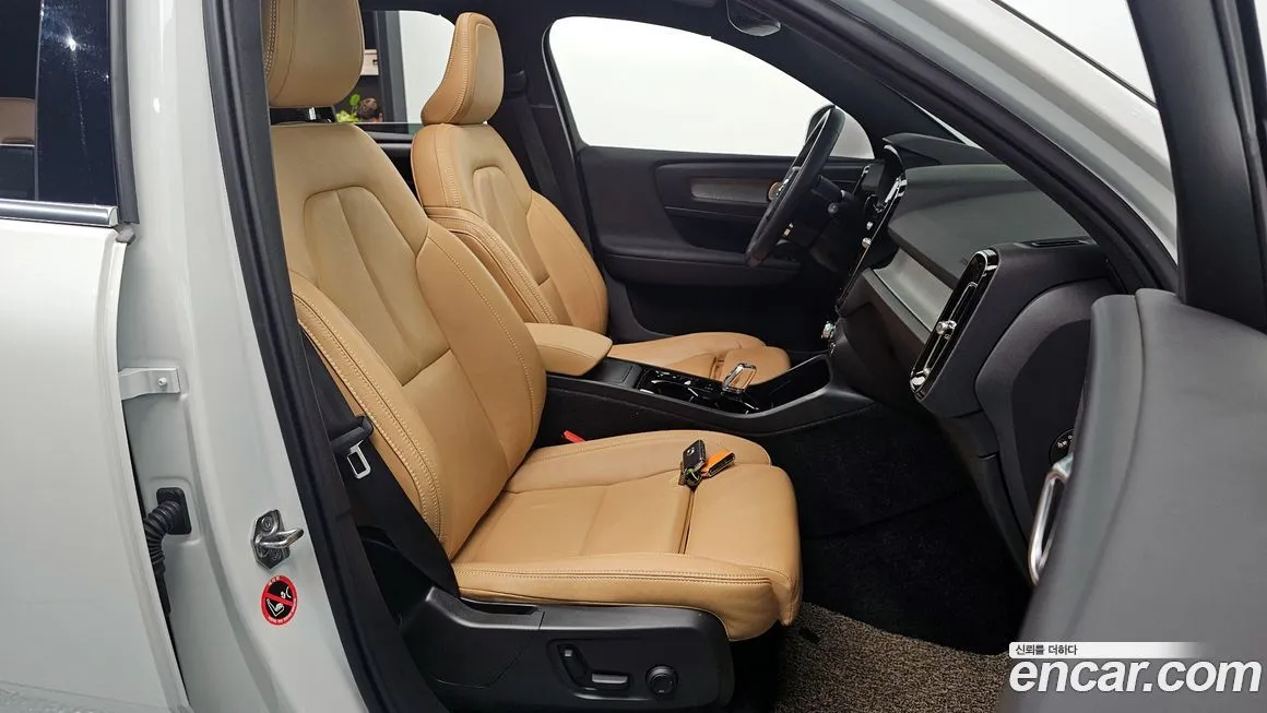 Volvo XC40 — фото 10