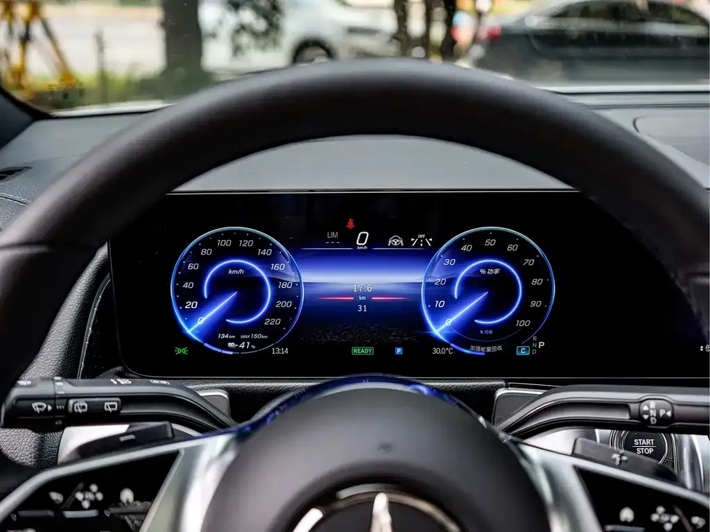 Mercedes-Benz EQB — фото 10