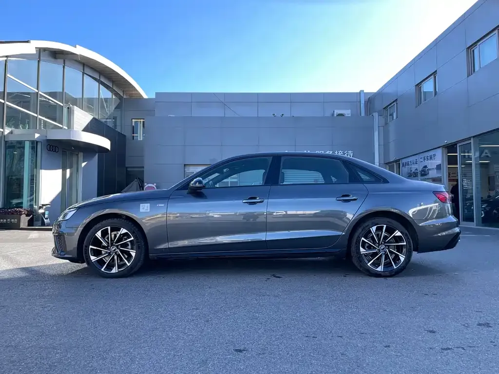 Audi A4L 2023 из CN, фото 2