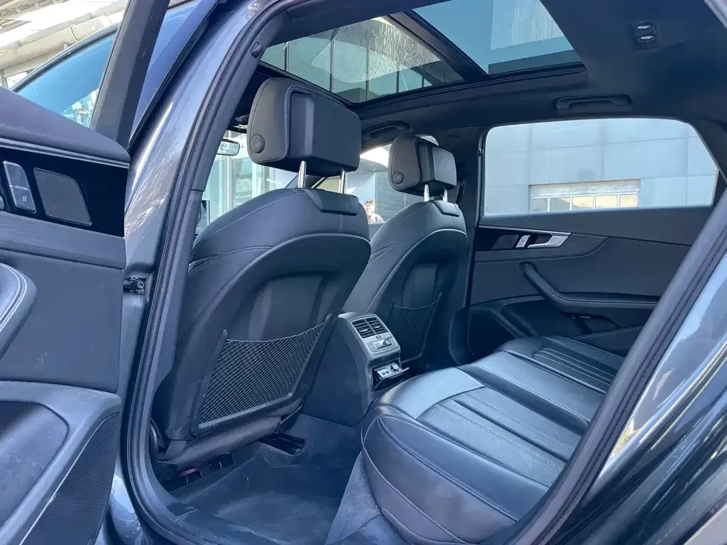 Audi A4L 2023 из CN, фото 7