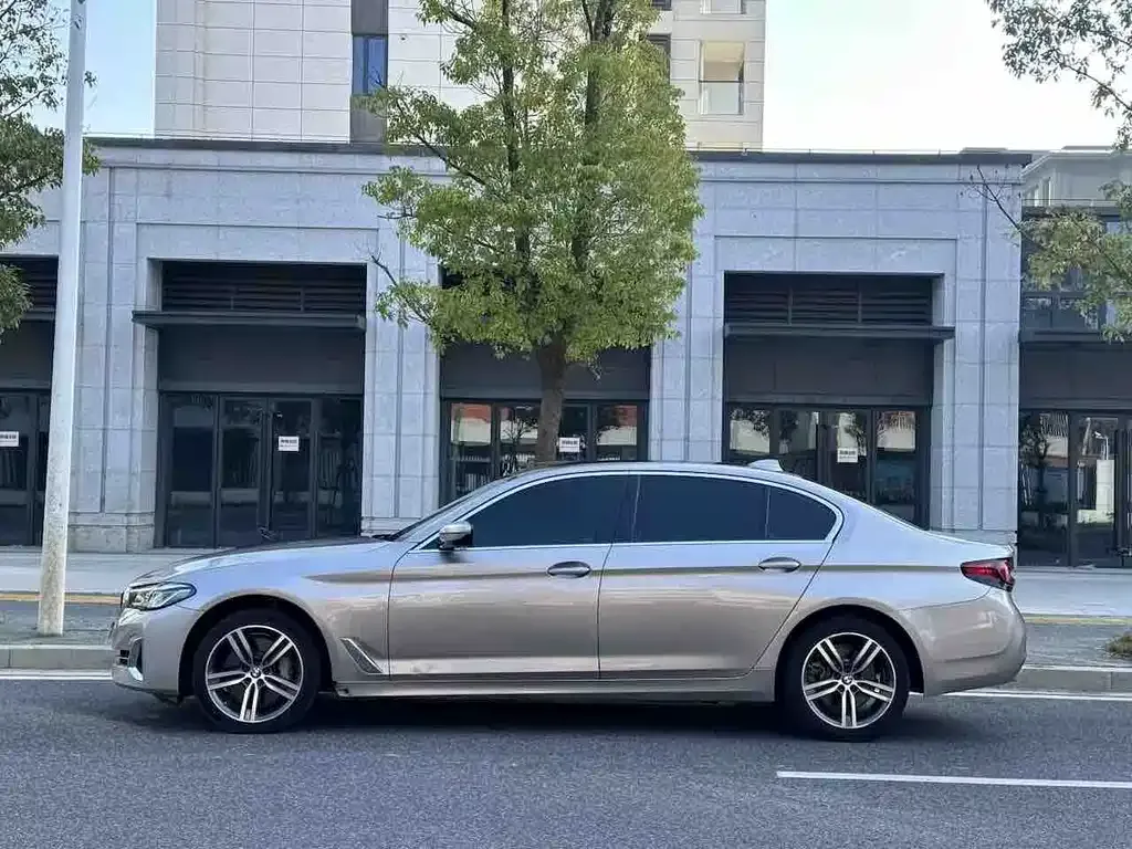 BMW 5 Series — фото 9