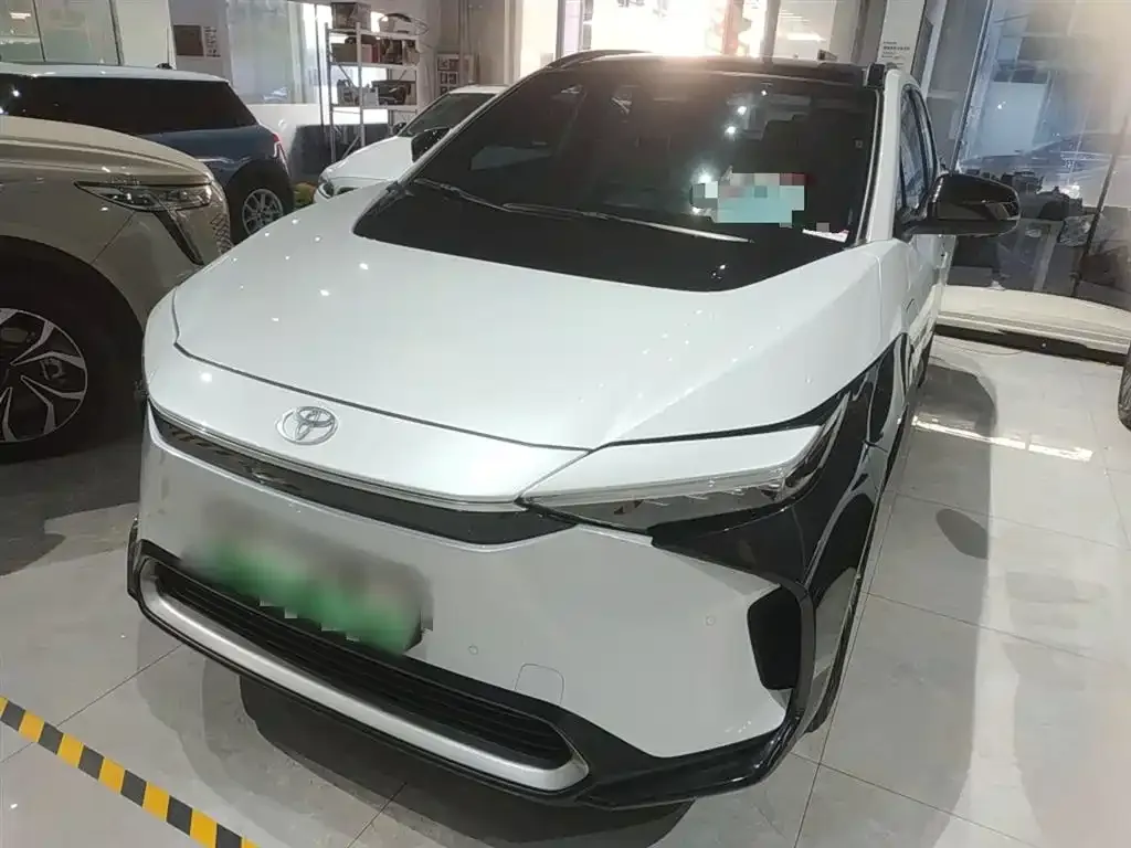 Toyota bZ4X 2023 из CN, фото 1