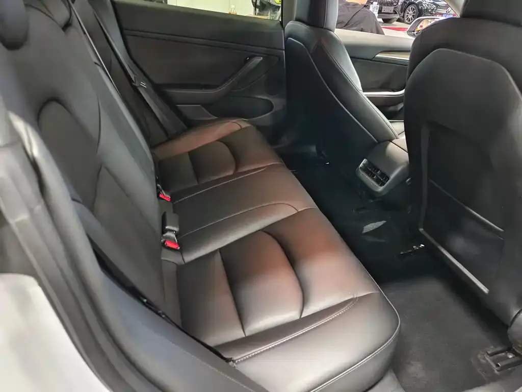 Tesla Model 3 — фото 10