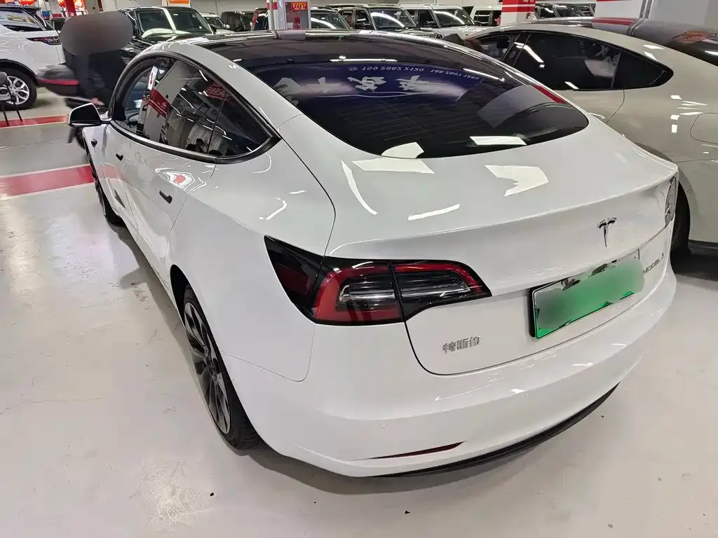 Tesla Model 3 — фото 4
