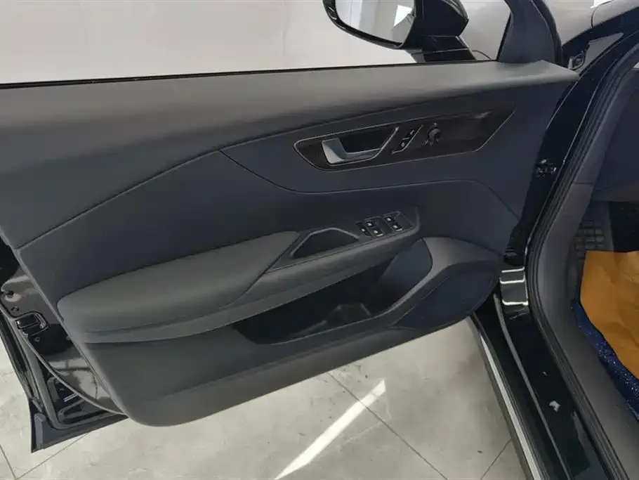 Hongqi E-QM5 — фото 7