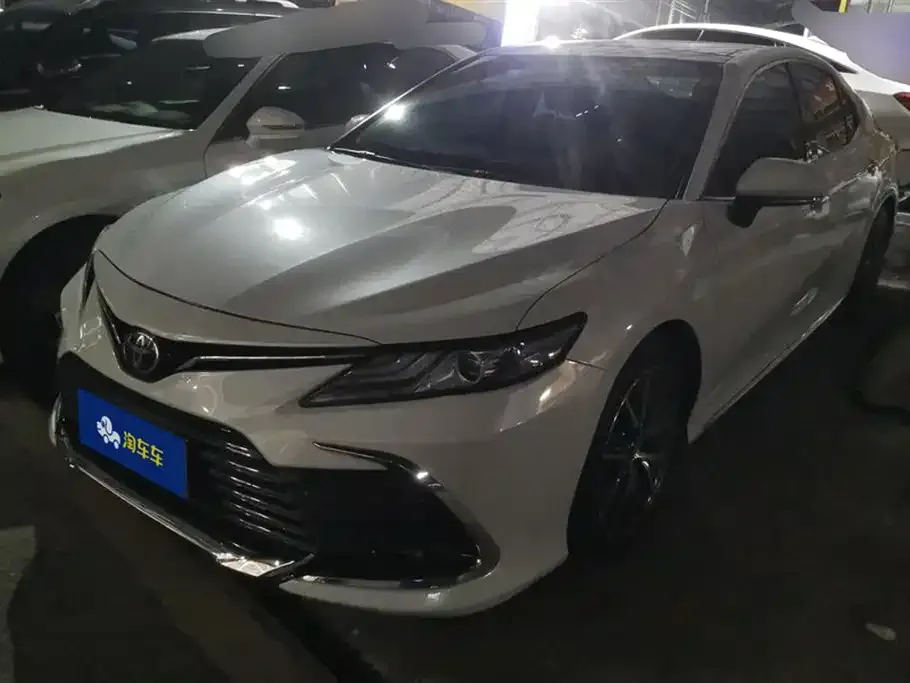 Toyota Camry — фото 1