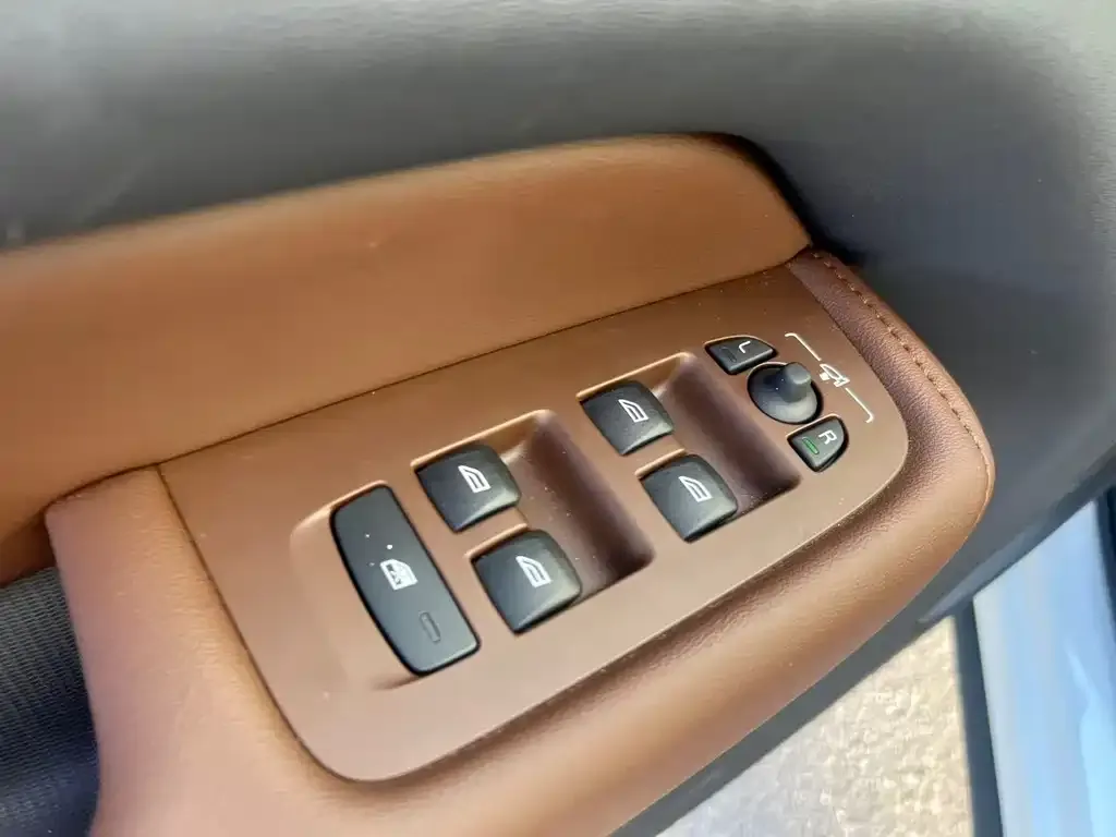 Volvo XC60 — фото 10