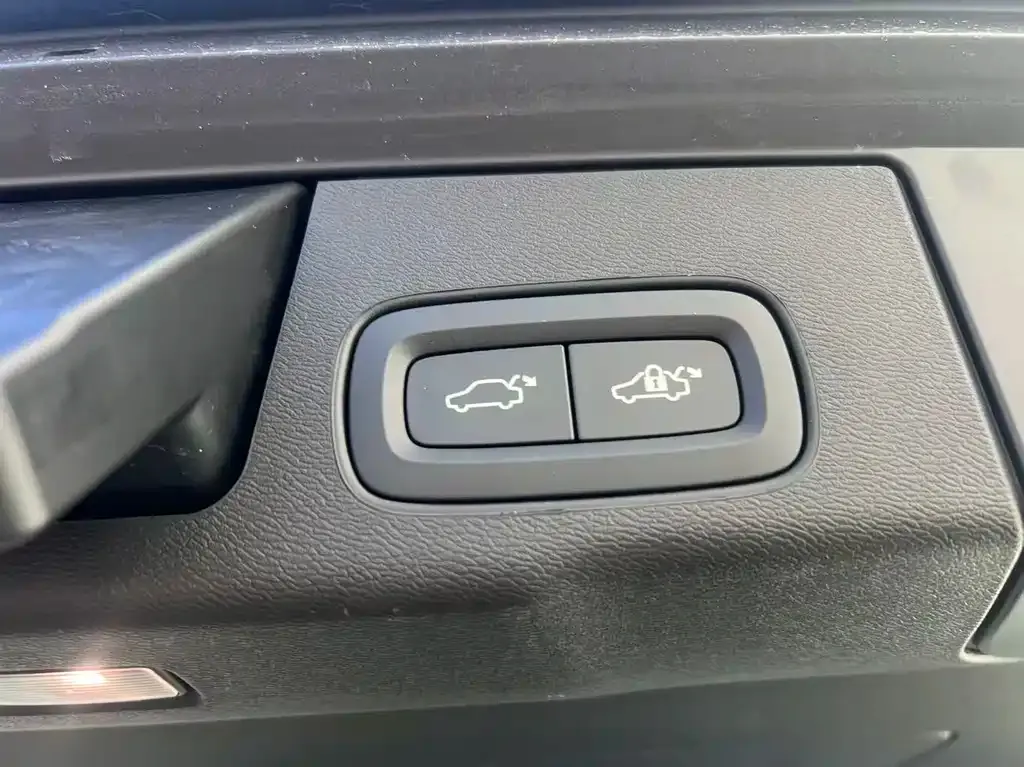 Volvo XC60 — фото 8