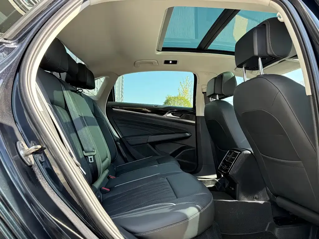 Volkswagen Passat 2023 из CN, фото 10