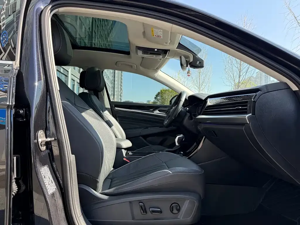Volkswagen Passat 2023 из CN, фото 7