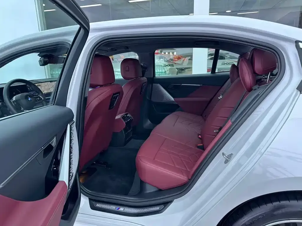BMW 5 Series 2025 из CN, фото 10