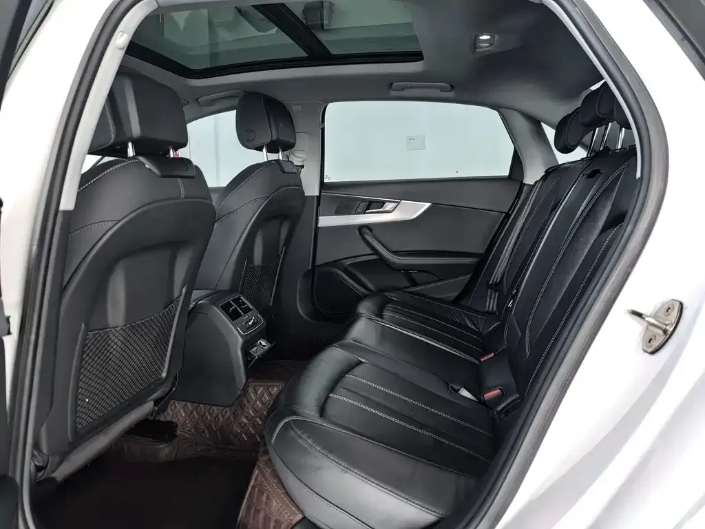 Audi A4L 2023 из CN, фото 8