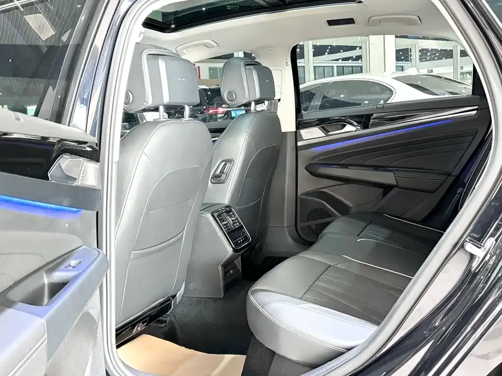 Volkswagen Passat 2023 из CN, фото 6