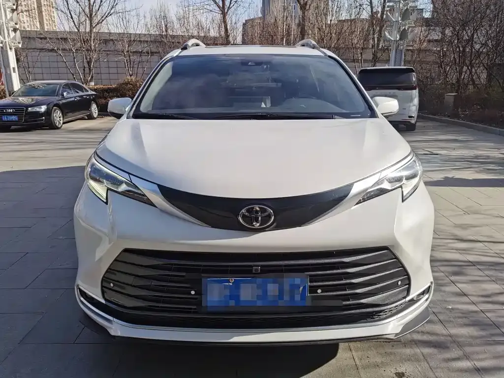 Toyota Sienna 2023 из CN, фото 2