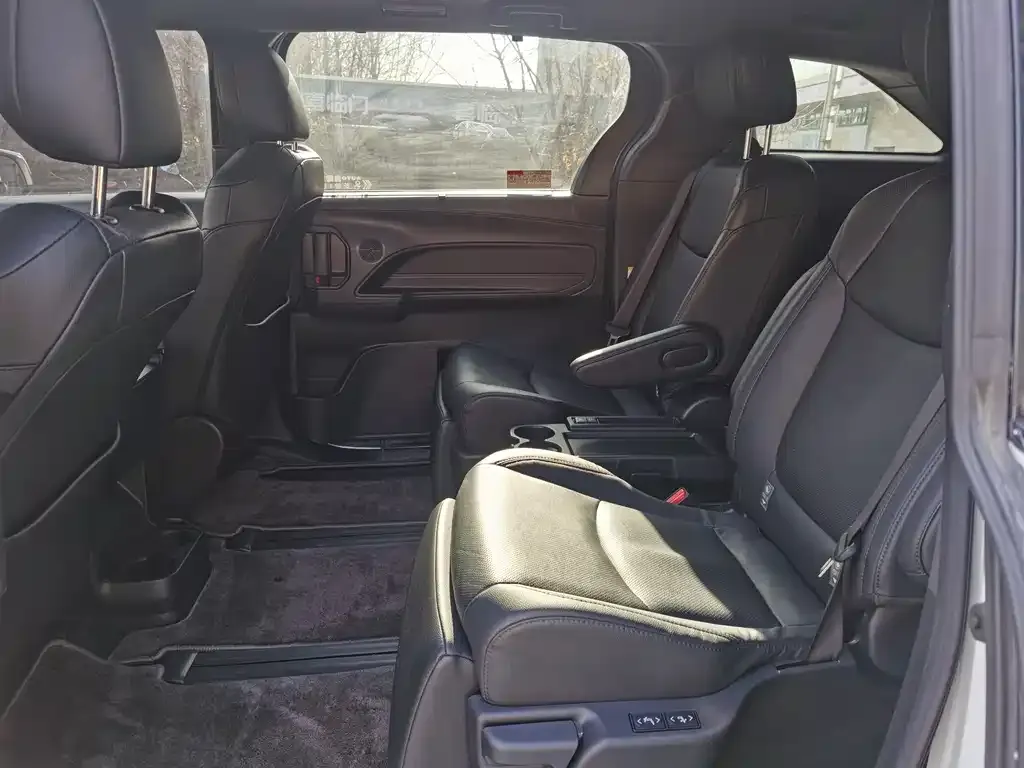 Toyota Sienna 2023 из CN, фото 5