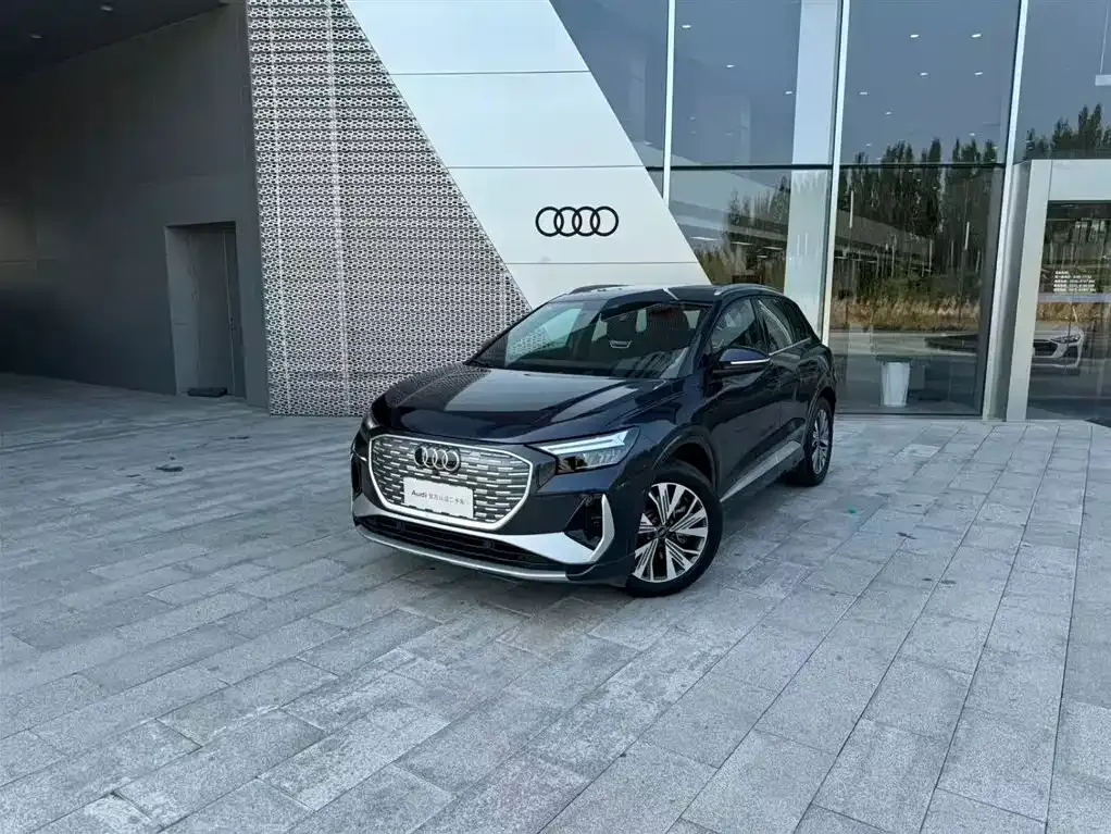 Audi Q4 e-tron — фото 1