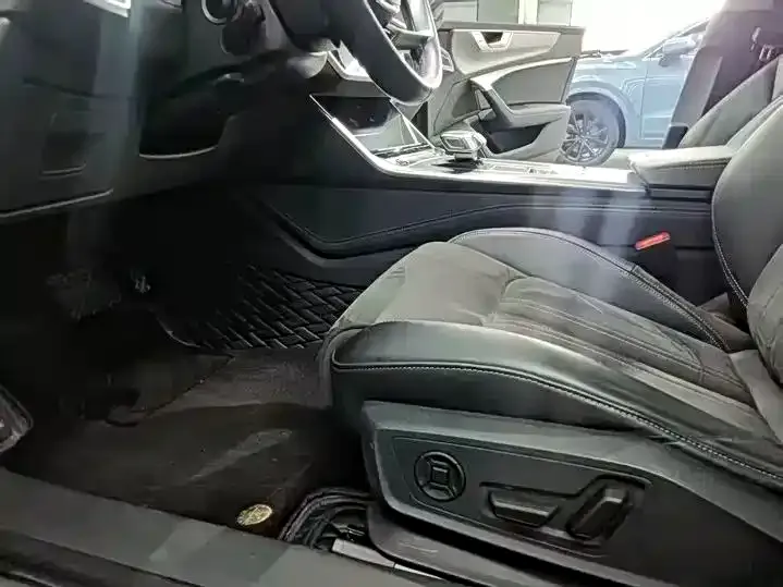 Audi A7L 2023 из CN, фото 5