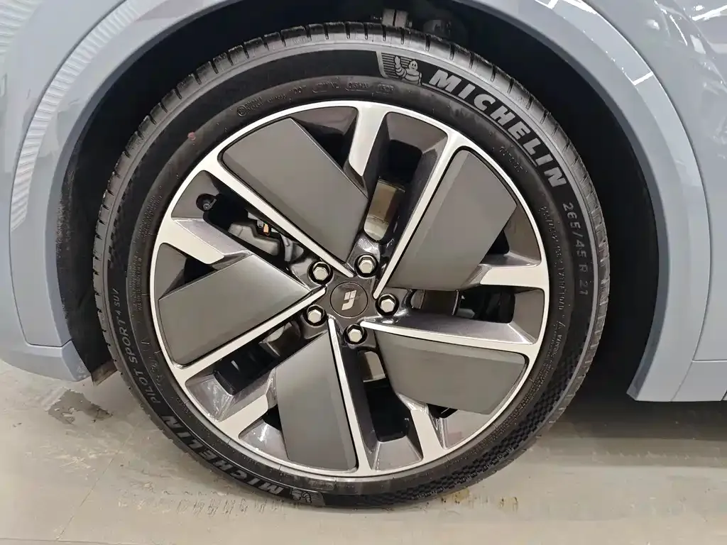 Li Auto L8 — фото 4