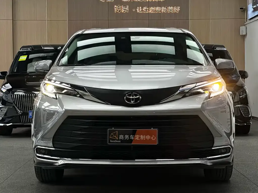 Toyota Sienna 2024 из CN, фото 2