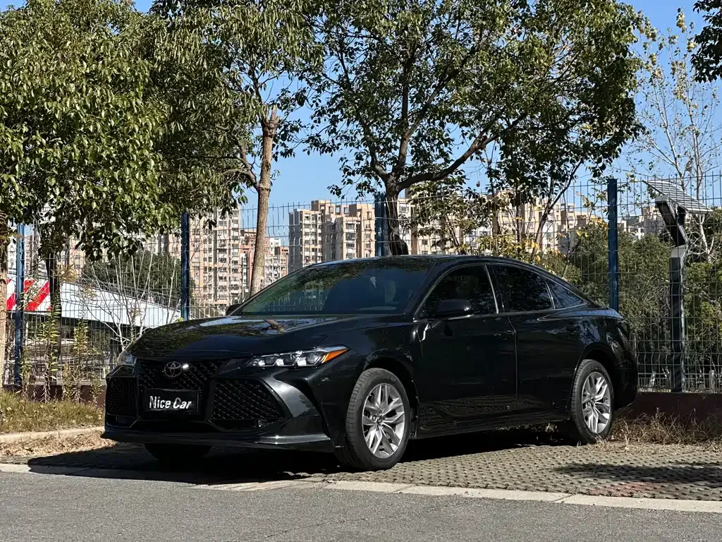 Toyota Avalon — фото 1