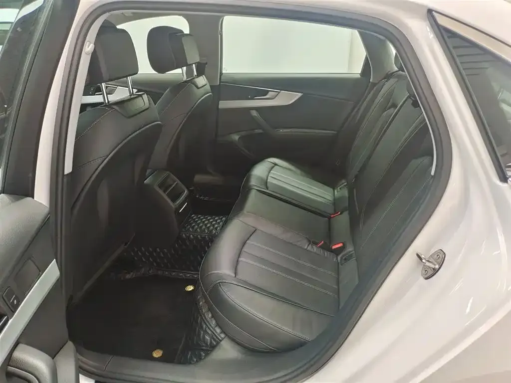 Audi A4L 2022 из CN, фото 10